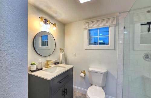 Town N County Park Apartamento | First Class Landing, 2BR, 7 TPA Airport, AC, Free Pkng, Wine, Fast Wi-Fi