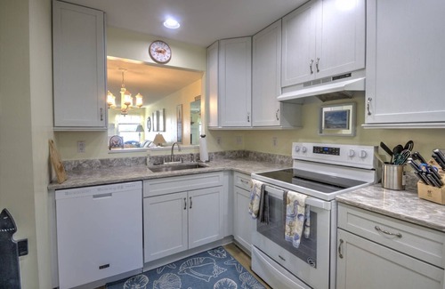 Ocean View Condominio | First Floor, 2 BD, 2 BA Condo, Bayside Views, Pool, Tennis, and Many Free Activities!