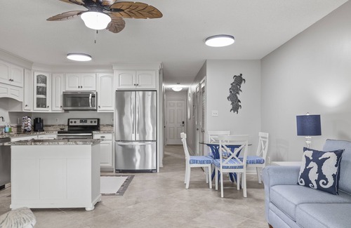 Emerald Isle Condominio | First Floor Coastal Comfort in Oceanfront Complex with 3 pools