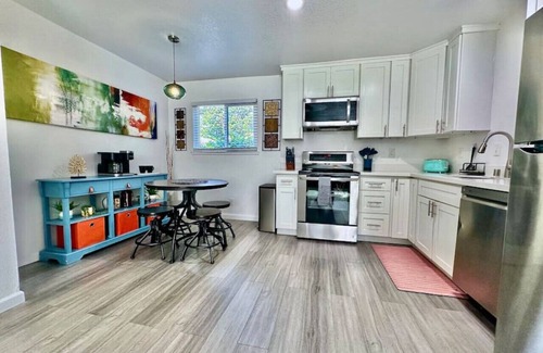 Downtown Sacramento Apartamento | First floor gated, central & remodeled apartment