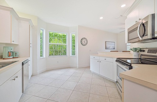 Naples Condominio | First Floor Naples coach home with Golf Course View & Resort Style Amenities!