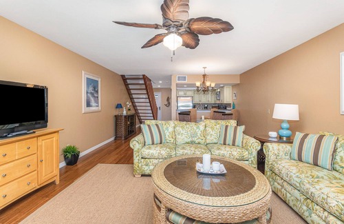 Bokeelia Casa | First-floor, snowbird-friendly townhouse w/ shared pool, WiFi, central AC, & W/D