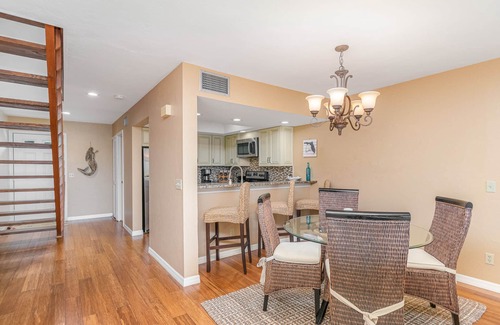 Bokeelia Casa | First-floor, snowbird-friendly townhouse w/ shared pool, WiFi, central AC, & W/D