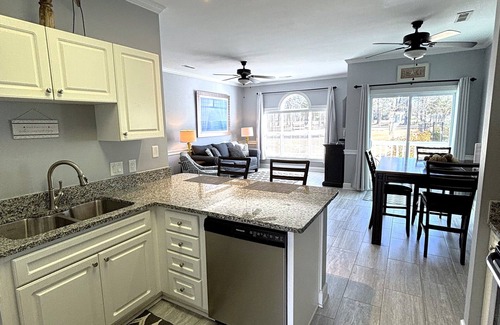 Central Myrtle Beach Condominio | First Floor Updated Coastal Summer Retreat at Magnolia Place - Pool View