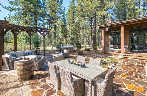 Truckee Casa | First Light Farmhouse- Hot Tub- Gourmet Kitchen- Premier Neighborhood
