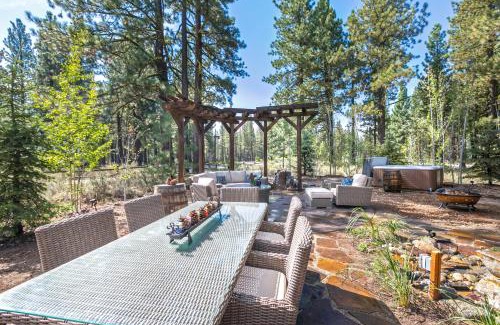 Truckee Casa | First Light Farmhouse- Hot Tub- Gourmet Kitchen- Premier Neighborhood