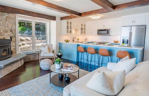 Port Carling Cabaña | FIRST SUMMER AVAILABLE FOR RENT! Renovated 3 Bedroom Boathouse on Lake Rosseau