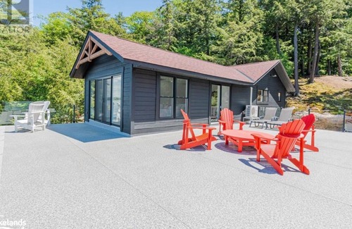 Port Carling Cabaña | FIRST SUMMER AVAILABLE FOR RENT! Renovated 3 Bedroom Boathouse on Lake Rosseau
