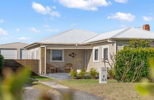 Ulladulla Casa | Fish Cottage Ulladulla - Linen not supplied - 3 bedroom house - sleeps 8 - pet friendly
