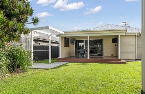 Ulladulla Casa | Fish Cottage Ulladulla - Linen not supplied - 3 bedroom house - sleeps 8 - pet friendly