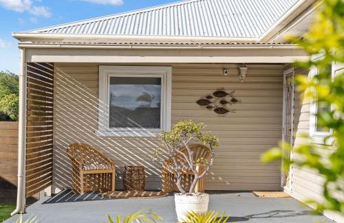 Ulladulla Casa | Fish Cottage Ulladulla - Linen not supplied - 3 bedroom house - sleeps 8 - pet friendly