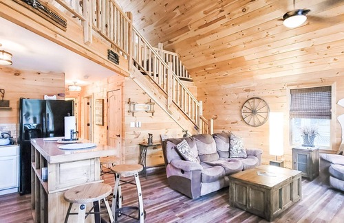 Ten Mile Cabina | Fish Fry Cabin with Dock on Watts Bar Lake