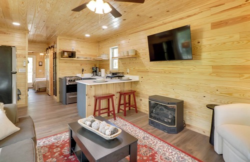 Heflin Cabina | Fish & Hike: Cabin Hideaway w/ Deck in Alabama