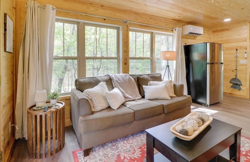 Heflin Cabina | Fish & Hike: Cabin Hideaway w/ Deck in Alabama