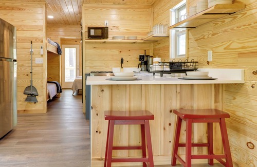 Heflin Cabina | Fish & Hike: Cabin Hideaway w/ Deck in Alabama