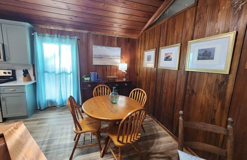 Port St. Joe Cabina | "Fish On!"- Cozy Cabin w/ boat parking and Starlink Internet. Pet Friendly!