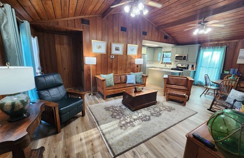 Port St. Joe Cabina | "Fish On!"- Cozy Cabin w/ boat parking and Starlink Internet. Pet Friendly!