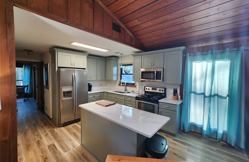 Port St. Joe Cabina | "Fish On!"- Cozy Cabin w/ boat parking and Starlink Internet. Pet Friendly!
