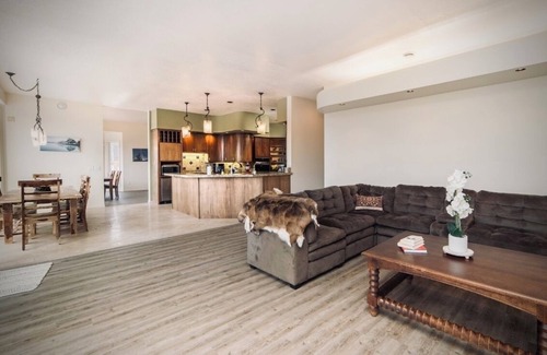Soldotna Casa | Fish the Kenai while staying at this 7300 sq. foot home on the river.