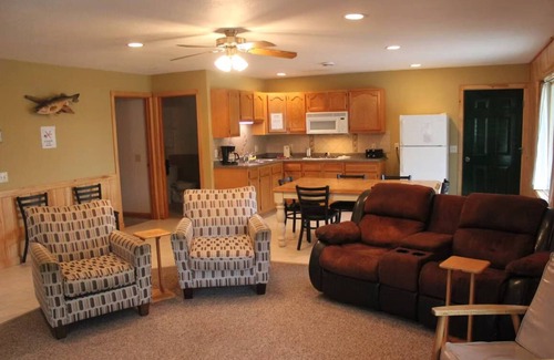 Baudette Cabina | Fisherman Base Camp on Rainy River - 5 Mins to the Lake!