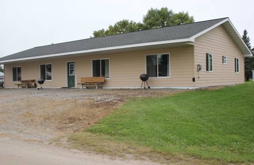 Baudette Cabina | Fisherman Base Camp on Rainy River - 5 Mins to the Lake!