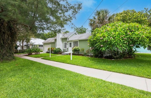 Longbeach Village Casa | Fisherman's 3 Bedroom Island Village Hideaway! Steps to the Sand