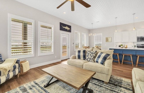 Galveston Casa | Fisherman's Delight - Anglers will love this bayside beauty w/ boat slip/lift