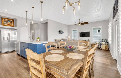 Galveston Casa | Fisherman's Delight - Anglers will love this bayside beauty w/ boat slip/lift