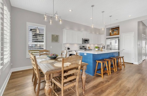 Galveston Casa | Fisherman's Delight - Anglers will love this bayside beauty w/ boat slip/lift