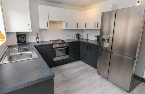Mirfield Casa | FISHERMAN'S RETREAT, pet friendly, with a garden in Mirfield