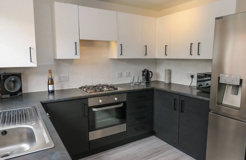 Mirfield Casa | FISHERMAN'S RETREAT, pet friendly, with a garden in Mirfield