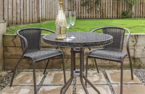 Mirfield Casa | FISHERMAN'S RETREAT, pet friendly, with a garden in Mirfield