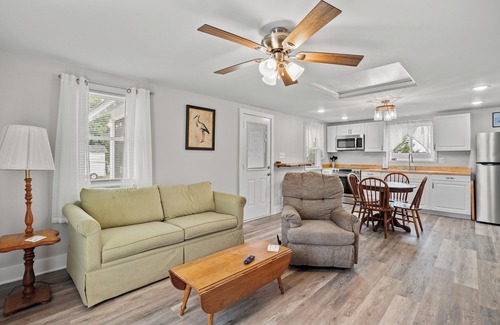 Chincoteague Cabaña | Fisherman's Cottage - Charming cottage close to town!