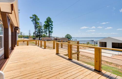 Negreet Casa | Fishermans Paradise Lake-View Home in Many!