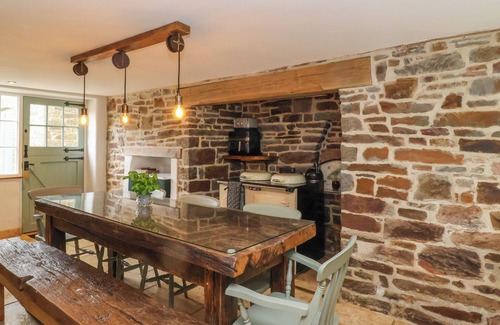 Chulmleigh Casa | FISHERMEN'S COTTAGE, pet friendly, with hot tub in Chulmleigh