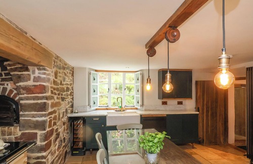 Chulmleigh Casa | FISHERMEN'S COTTAGE, pet friendly, with hot tub in Chulmleigh