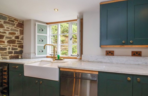 Chulmleigh Casa | FISHERMEN'S COTTAGE, pet friendly, with hot tub in Chulmleigh