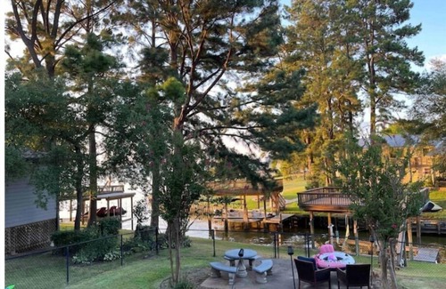 West Livingston Casa | Fishing adventure Lakefront home w/fenced yard