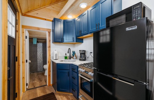 Mayfield Cabaña | Fishing-Arbutus-Pontoon Rental-Family Friendly