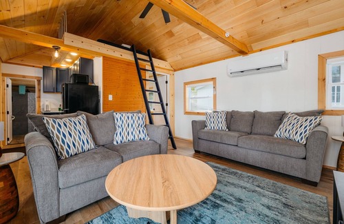 Mayfield Cabaña | Fishing-Arbutus-Pontoon Rental-Family Friendly