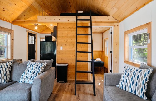 Mayfield Cabaña | Fishing-Arbutus-Pontoon Rental-Family Friendly