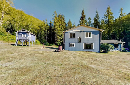 Tillamook Cabaña | Fishing & hunting retreat with two suites, loft, forest views & seasonal firepit