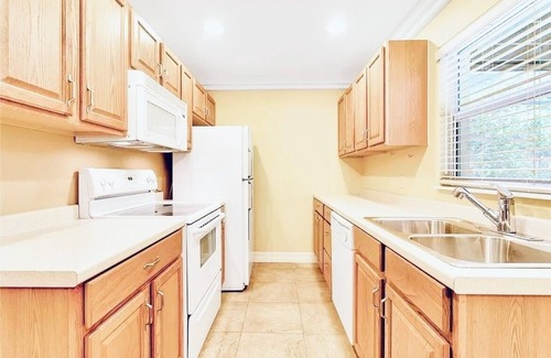 Historic Downtown Kissimmee Condominio | Fishing Kayak paradise beside Lake Tohoa Family Pet Friendly