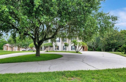 Historic Downtown Kissimmee Condominio | Fishing Kayak paradise beside Lake Tohoa Family Pet Friendly