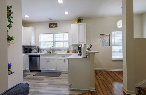 West Ashley Casa | Fit & Coasty - 2bd w/ Firepit, Workspace & Indoor Gym. 15 mins to Downtown!