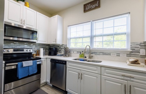West Ashley Casa | Fit & Coasty - 2bd w/ Firepit, Workspace & Indoor Gym. 15 mins to Downtown!