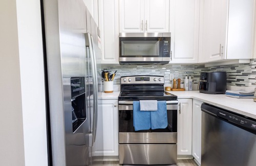 West Ashley Casa | Fit & Coasty - 2bd w/ Firepit, Workspace & Indoor Gym. 15 mins to Downtown!