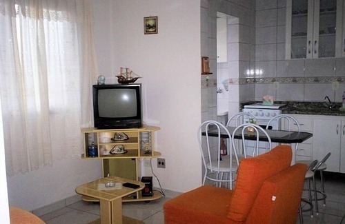 Caicara Apartamento | Ajuste en Vila Caiçara en Praia Grande para 6 personas. IMPECABLE