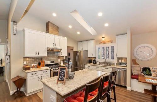 Big Bear Casa | Fitzy's Fir Lodge - Fun For the Whole Family, Dogs Welcome, Jacuzzi Tub