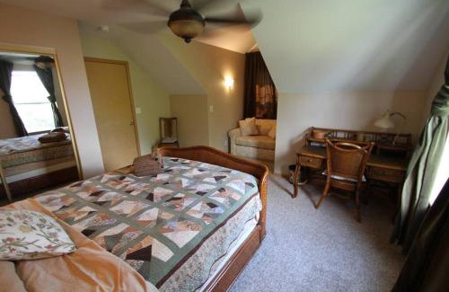 Moses Lake Casa | Five Bedroom Colonial Style Home